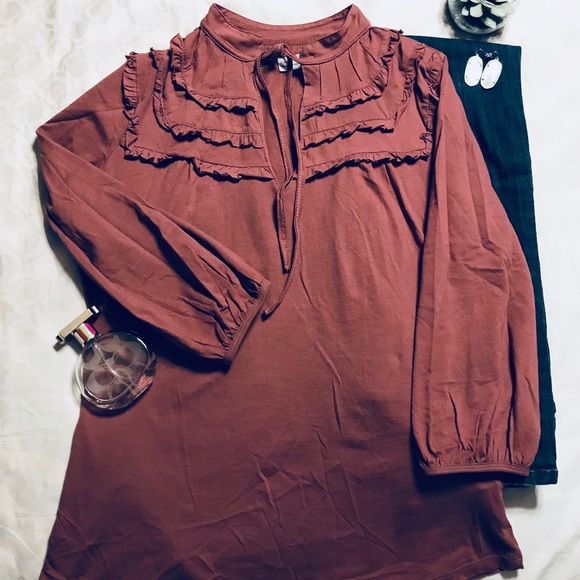 Zara Tops - Lovely Zara blouse with detailed neckline